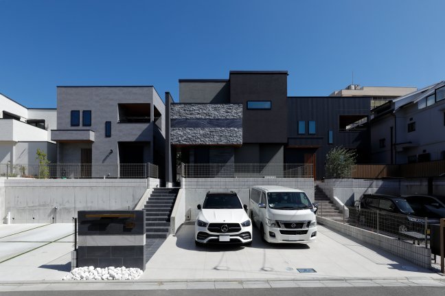 【重厚感と光】タイルの表情が引き立つ光が計算されているんです。