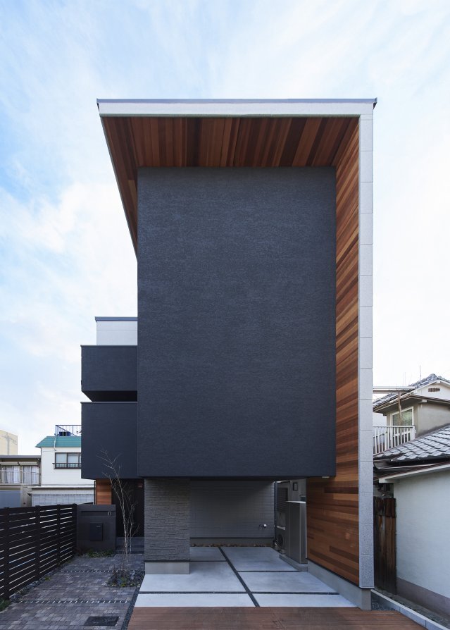 URBAN / 都会を楽しむ 洗練された3階建て