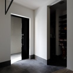 玄関ドアを開けても室内が丸見えにならない、プライバシーに配慮した玄関。