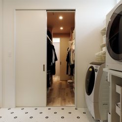 ランドリーからクローゼットへ即座に収納できる効率的な間取り。　家事楽動線　ランドリー